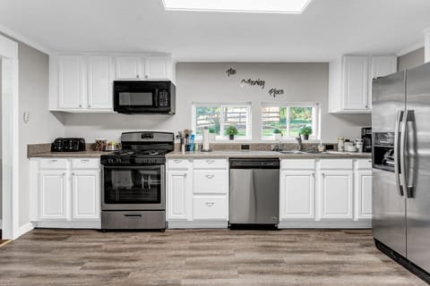 Grill & Chill Retreat House in Acworth