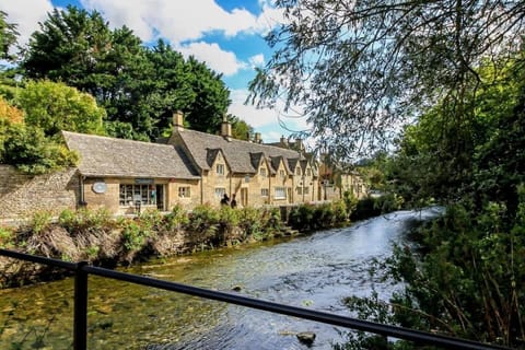 Bibury Riverside Cottage Grade II listed 6ppl Apartment in Bibury