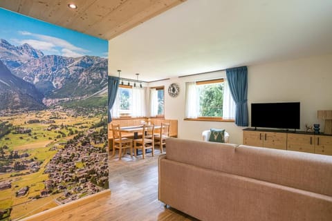 Natural landscape, TV and multimedia, Living room, Seating area, Dining area, Evening entertainment, Mountain view
