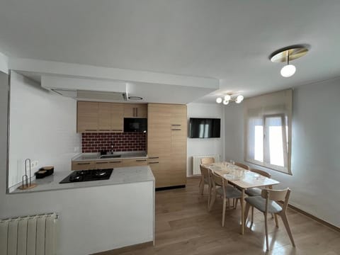 TV and multimedia, Kitchen or kitchenette, Dining area, oven, pet friendly, stove