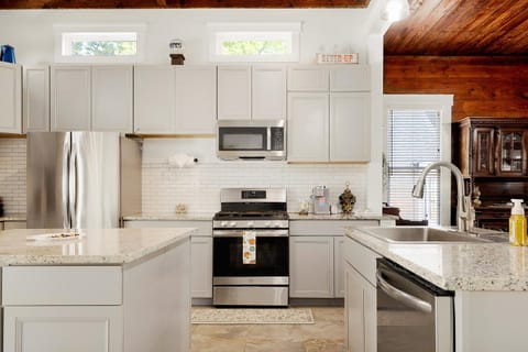 Kitchen or kitchenette, dishwasher, stove