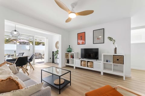 Communal lounge/ TV room, TV and multimedia, Living room, Seating area, Evening entertainment