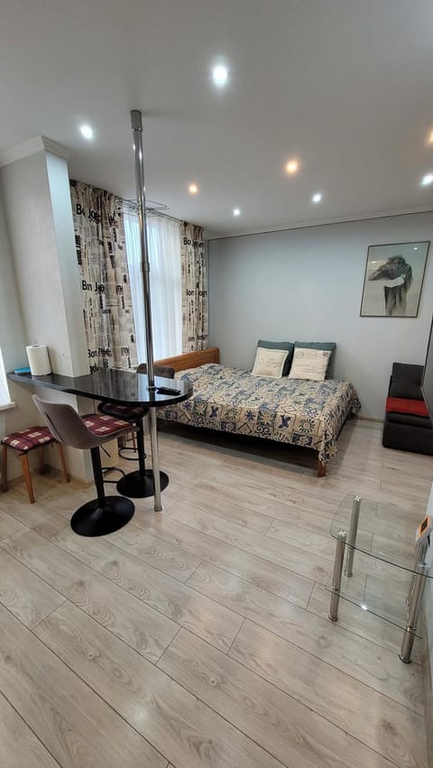 Bed, Photo of the whole room, Seating area, Bedroom
