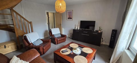 TV and multimedia, Living room, Seating area, Dining area