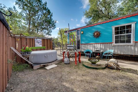 Walk to Lake Travis Austin Tiny Home with Hot Tub! Apartment in Lake Travis