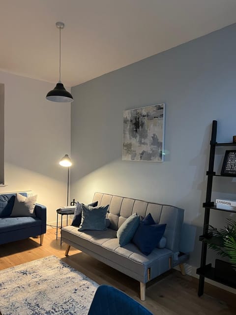 Home Near Etihad, Free Parking, Workplace & Garden House in Manchester