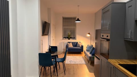 Home Near Etihad, Free Parking, Workplace & Garden House in Manchester