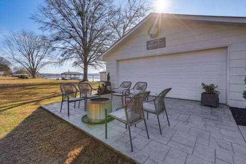 Cozy Cottage on Main Channel of Lay Lake House in Alabama
