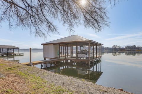 Cozy Cottage on Main Channel of Lay Lake House in Alabama