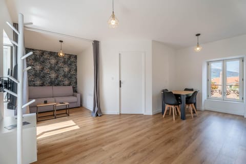 TV and multimedia, Living room, Seating area, Dining area