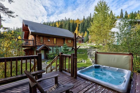 Patio, Natural landscape, Hot Tub, Seating area, Mountain view