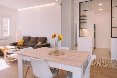 Céntrico con luz y belleza by CABANA Rentals Apartment in Vigo