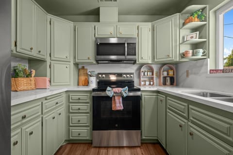 The Quirky Bloom-Whimsical Guest house Apartment in Upland