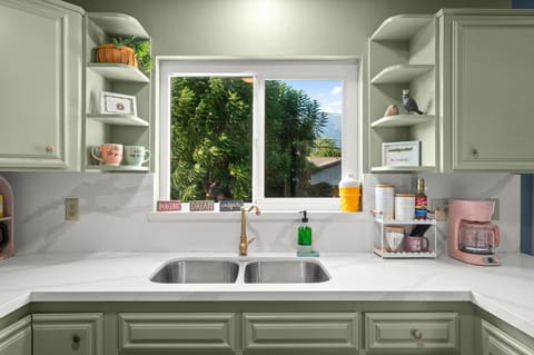 The Quirky Bloom-Whimsical Guest house Apartment in Upland