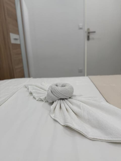 Bed, Bedroom, towels