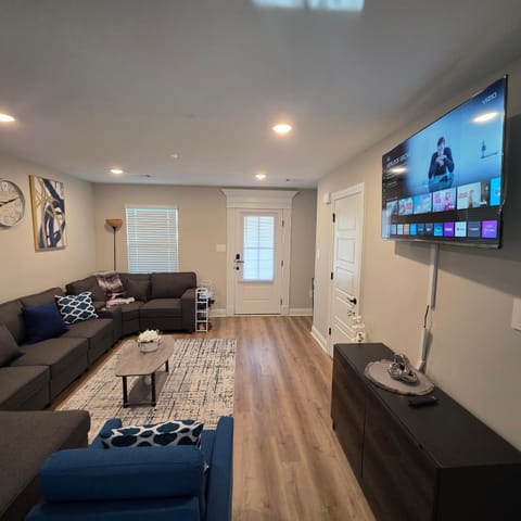 TV and multimedia, Living room, Seating area, Evening entertainment