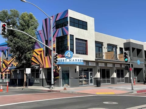 Property building, Nearby landmark, Off site, Day, Neighbourhood, City view, Street view, Location