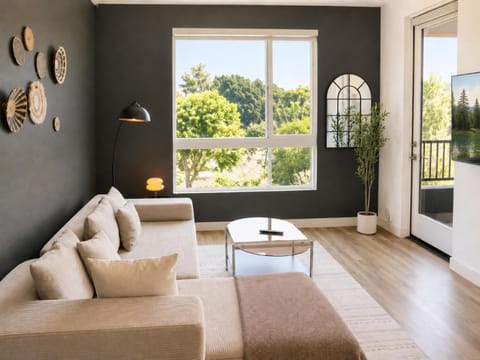 Patio, Day, Garden, TV and multimedia, View (from property/room), Balcony/Terrace, Living room, Decorative detail, Seating area, Garden view