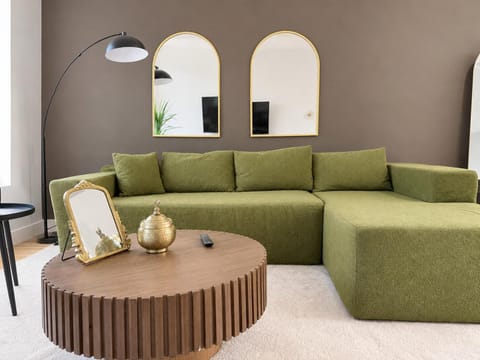 TV and multimedia, Living room, Decorative detail, Seating area