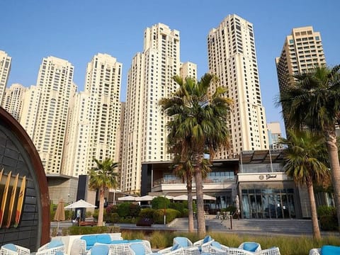 Property building, Day, City view, Location