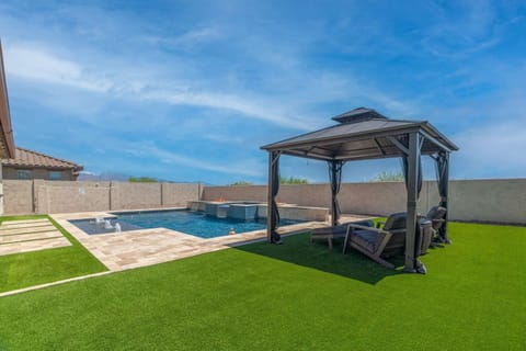 Luxe Goodyear Oasis Pool King Suite Grill House in Goodyear