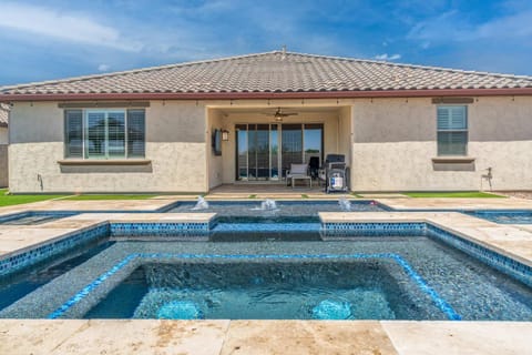 Luxe Goodyear Oasis Pool King Suite Grill House in Goodyear