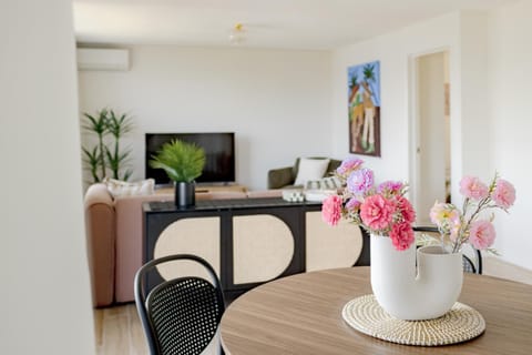 TV and multimedia, Living room, Seating area, Dining area, Evening entertainment, air conditioner