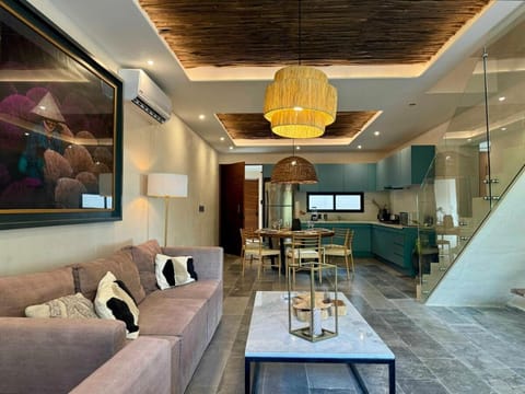 Communal lounge/ TV room, Kitchen or kitchenette, Living room, Food and drinks, Seating area, Dining area