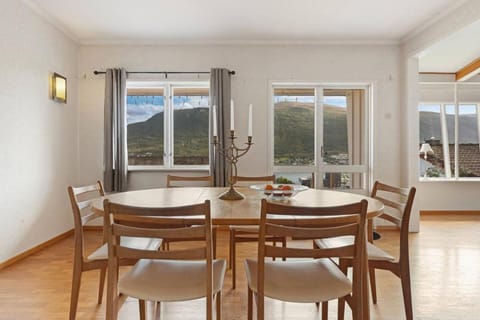 Living room, Seating area, Dining area, City view