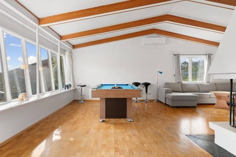 Billiard, Living room, Seating area