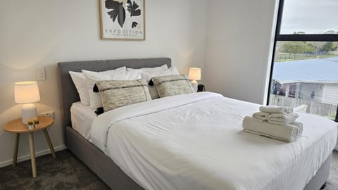 Boutique Living Te Kanawa 2BR House in Auckland