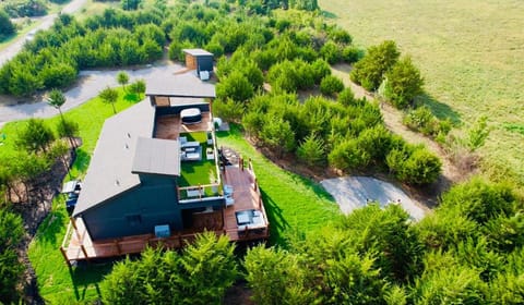 Property building, Spring, Day, Neighbourhood, Natural landscape, Bird's eye view, Garden, Hot Tub, Hot Tub, Balcony/Terrace, Garden view, Parking