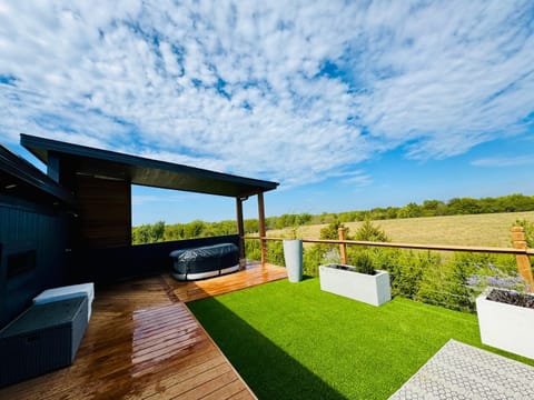 Shower, Patio, Spring, Day, Natural landscape, Hot Tub, View (from property/room), Balcony/Terrace, Seating area