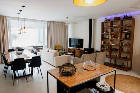 Living room, Seating area, Dining area