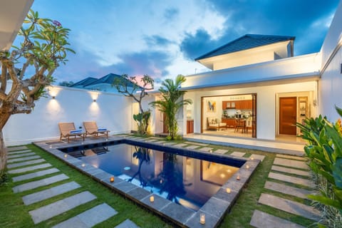 Property building, Patio, Day, Garden, Garden view, Pool view, Swimming pool, sunbed