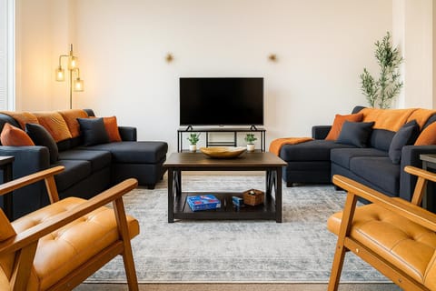 TV and multimedia, Living room, Seating area, Evening entertainment
