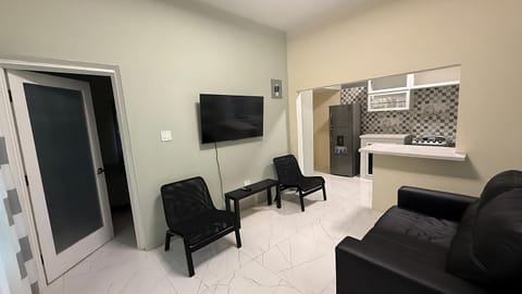 Communal lounge/ TV room, TV and multimedia, Kitchen or kitchenette, Living room, Seating area, Evening entertainment