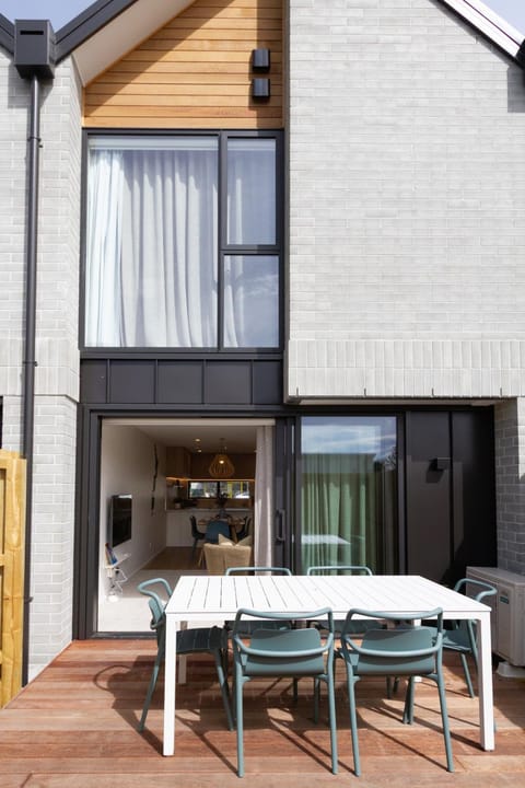 Property building, Balcony/Terrace, Dining area