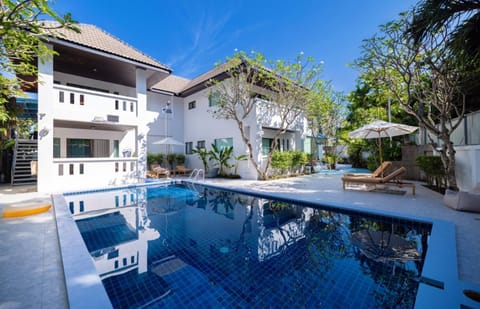 Property building, Day, Pool view, Swimming pool, sunbed