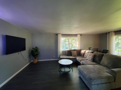 Quiet 3BR 2BA Near Mall, Shopping Centers, and I-94 House in Eau Claire