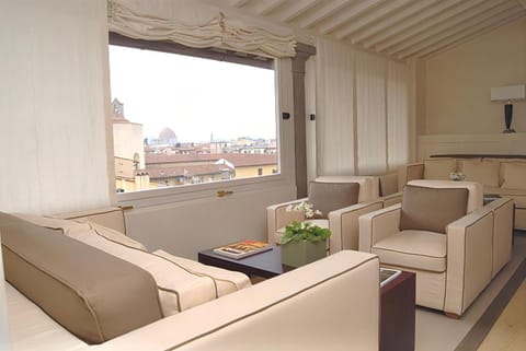 Golden Luxe-Penthouse Duomo ViewGarden & Parking Apartment in Florence
