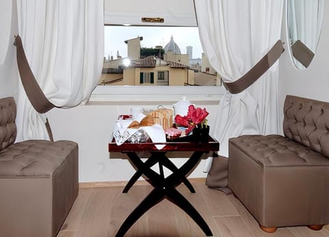 Golden Luxe-Penthouse Duomo ViewGarden & Parking Apartment in Florence