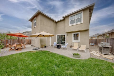 Property building, Patio, Spring, Day, Living room, Seating area, Garden view, sunbed