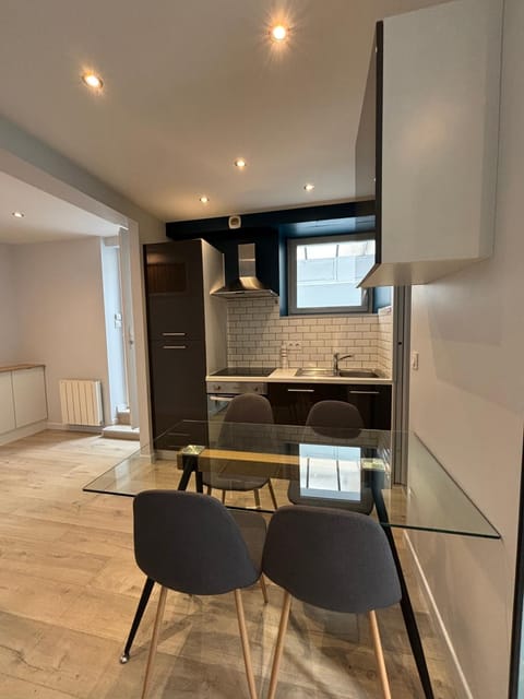 Kitchen or kitchenette, Dining area, oven