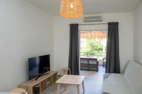 TV and multimedia, Living room, Seating area, air conditioner