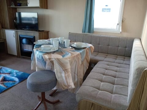 Restaurant/places to eat, Seating area