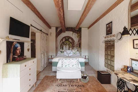 Bed, Living room, Photo of the whole room, Bedroom