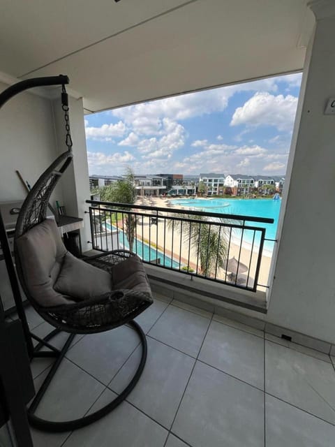 Natural landscape, View (from property/room), Balcony/Terrace, Pool view, Swimming pool, sunbed