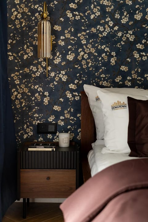 Bed, Photo of the whole room, Seating area, Bedroom