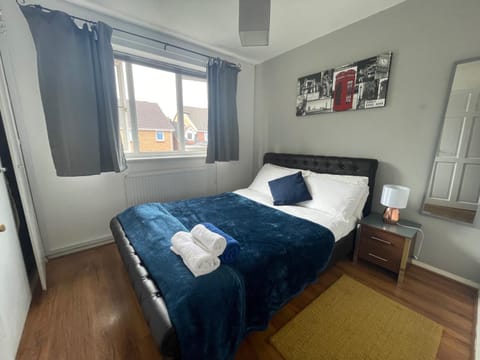 Bed, Photo of the whole room, Bedroom, towels